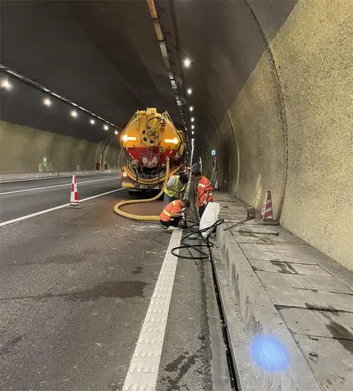 山阳隧道排水渠清淤